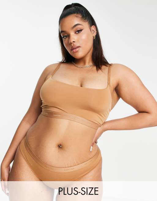 Calvin Klein - Plus size - Form To Body - Ongevoerde bralette met logo in dezelfde tint in sandelhout