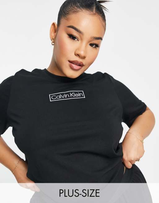 Calvin Klein Plus Size – Reimagined Heritage – Czarny T-shirt – BLACK