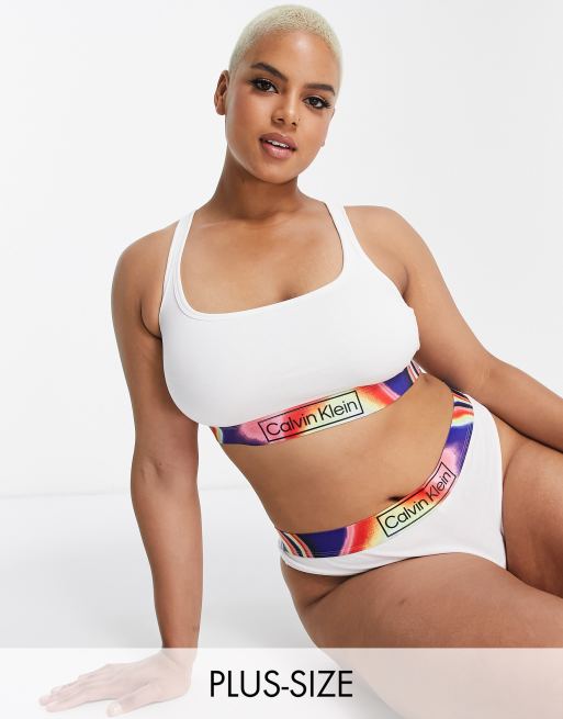 Calvin Klein Plus Size – Reimagined Pride – Miękka biała braletka z  mieszanki bawełny – WHITE