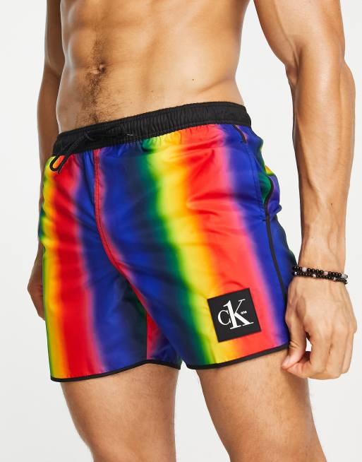 Calvin Klein Pride Badeshorts mit buntem Regenbogen Design