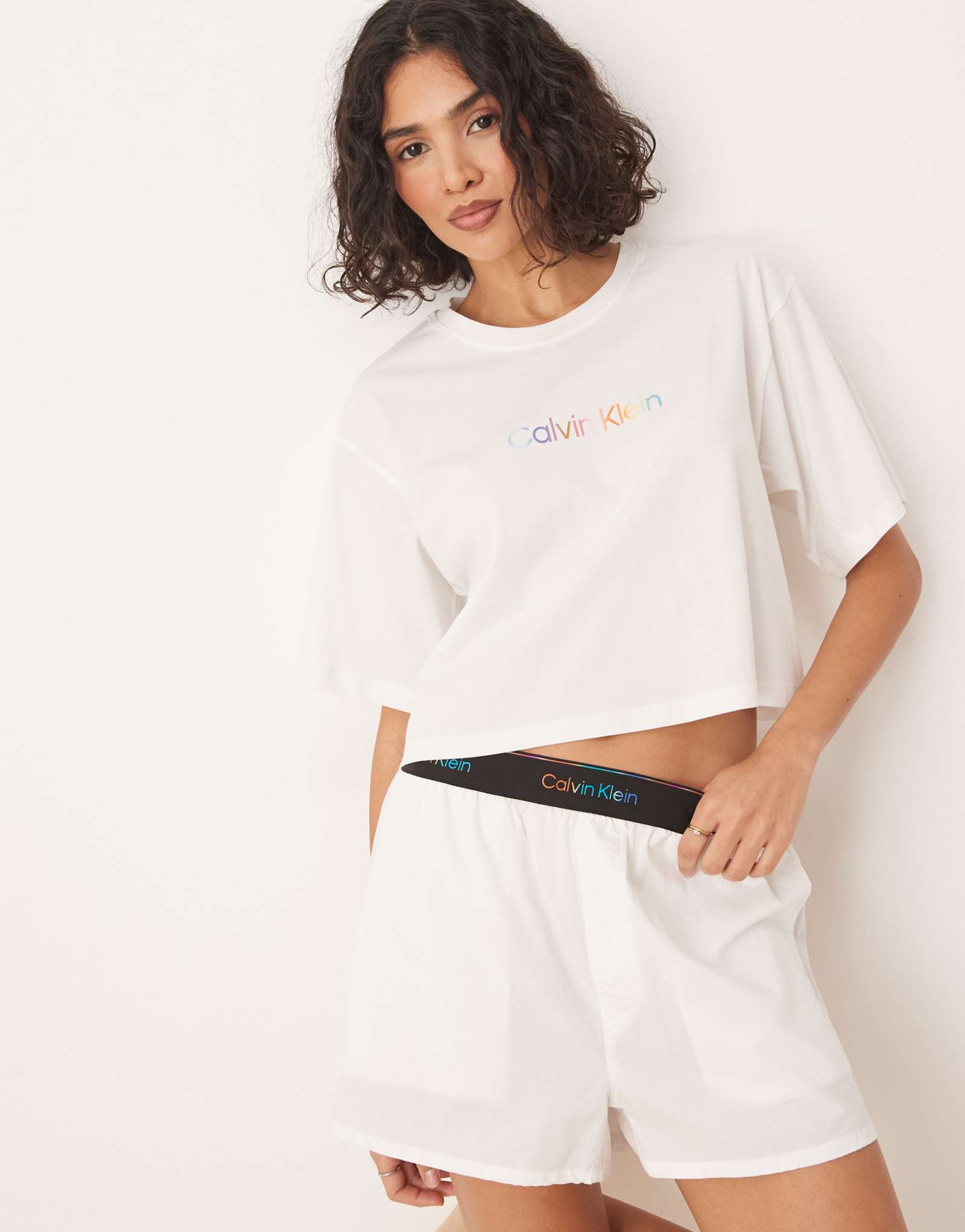 Укороченная пижамная футболка Calvin Klein Pride белого цвета