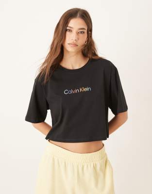 Calvin Klein - Pride - Cropped Pyjama-T-Shirt in Schwarz