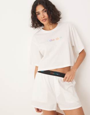 Calvin Klein - Pride - Cropped Pyjama-T-Shirt in Weiß