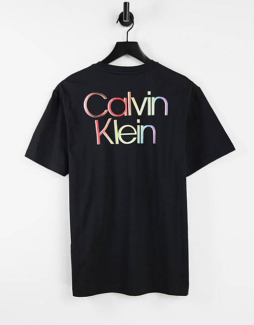 Calvin Klein – Pride – Lässiges T-Shirt in Schwarz mit Print am Rücken und  Logo in Regenbogen-Optik | ASOS