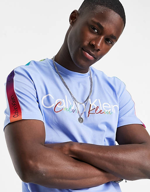 Calvin Klein – Pride – T-Shirt in Schwarz mit Logo- und Zierband in  Regenbogenfarben | ASOS