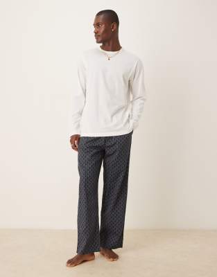 Calvin Klein - Pyjama avec haut manches longues et pantalon - Blanc/monogramme logo