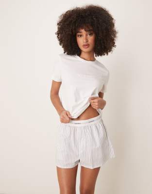 Calvin Klein - Pyjama-Set in Weiß/Grau gestreift, aus T-Shirt und Shorts-Bunt