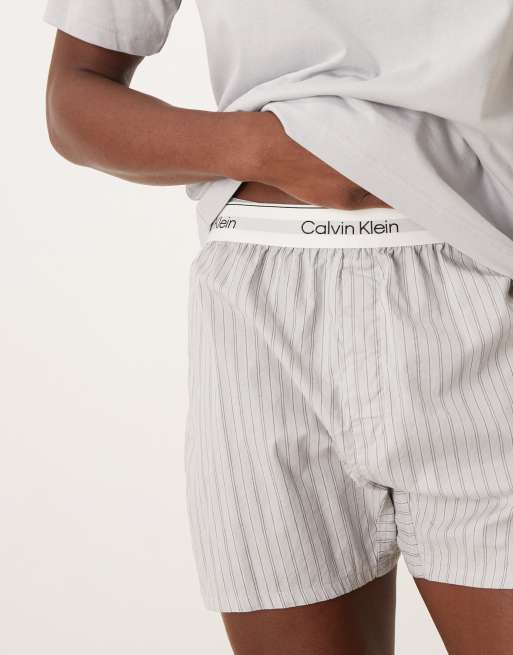 Calvin Klein - Pyjamaset van T-shirt en geweven boxershort in grijs, 2 van 4