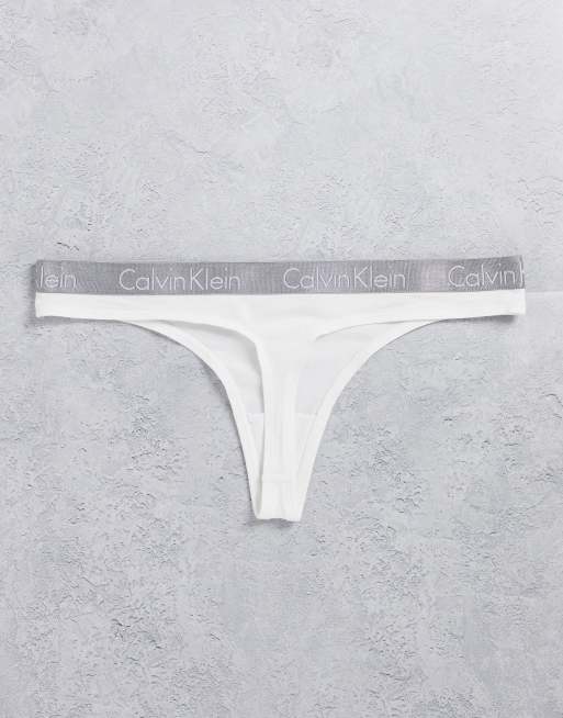 Calvin Klein - Radiant - Lot de 3 strings en coton avec taille à logo métallisé - Blanc, rose et rouge, 2 de 4