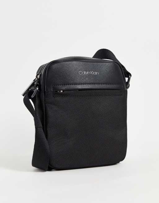 Calvin Klein – Reisetasche im Reporter-Design aus Kunstleder in Schwarz mit Logo