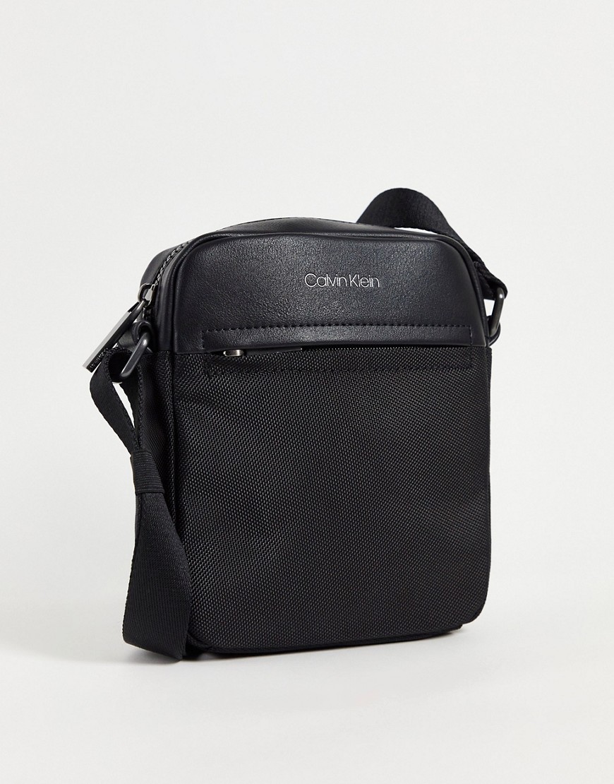 Calvin Klein - Reporter - Sort taske med logo i imiteret læder