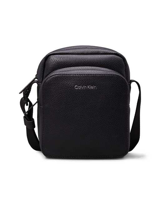 Calvin Klein – Reportertasche in genarbtem CK-Schwarz