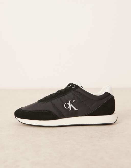 Calvin Klein – Retro-Runner-Sneaker in Schwarz und Weiß, 2 von 5
