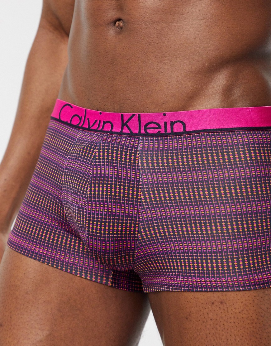 Calvin Klein – Röda, lågt skurna trunks med heltäckande mönster