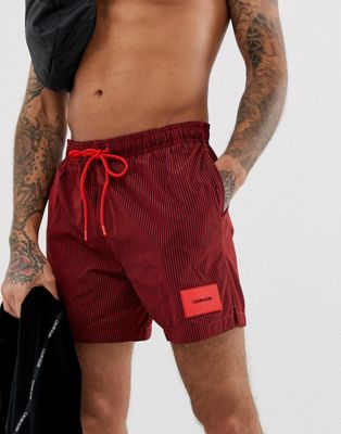Calvin Klein – röda randiga badshorts med påsydd logga
