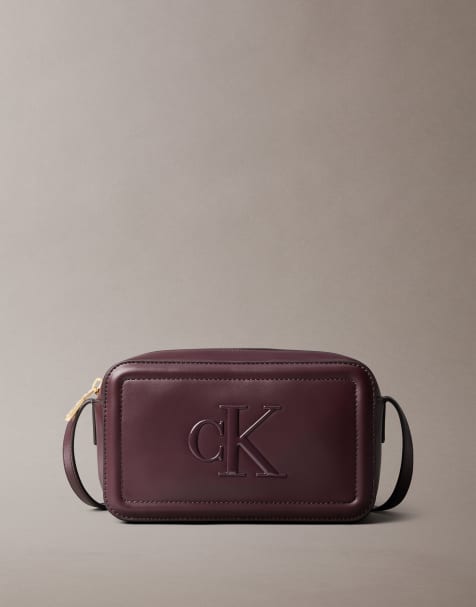 Calvin Klein sac appareil photo à logo bold avec bandoulière et détail doré en marron fudge - view 1