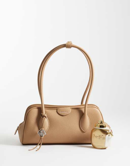 Calvin Klein sac bandoulière à texture grainée avec breloque métallique, camel, 2 de 4