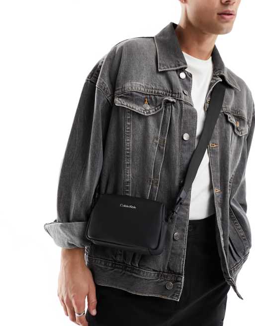 Calvin Klein Sac style sacoche pour appareil photo Noir ASOS