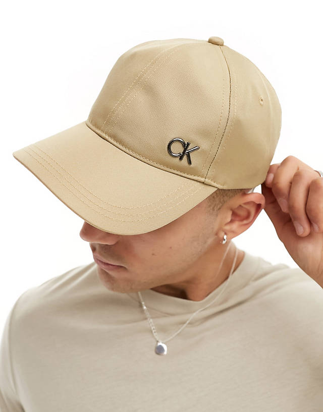 Calvin Klein - saffiano ck metal baseball cap in travertine