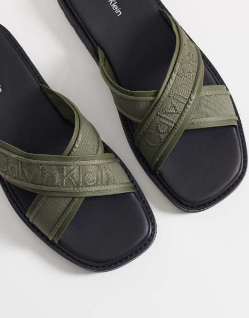 Calvin Klein – Sandalen in Khaki mit überkreuzten Riemen, 3 von 4