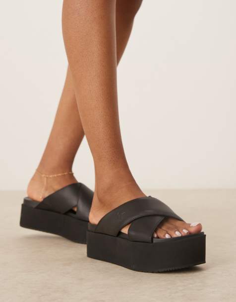 Calvin Klein - Sandalen met plateauzool en gekruiste bandjes in zwart - view 1