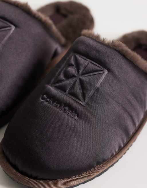Calvin Klein satintofflor med päls och tydligt emblem i bordeaux, 3 av 5