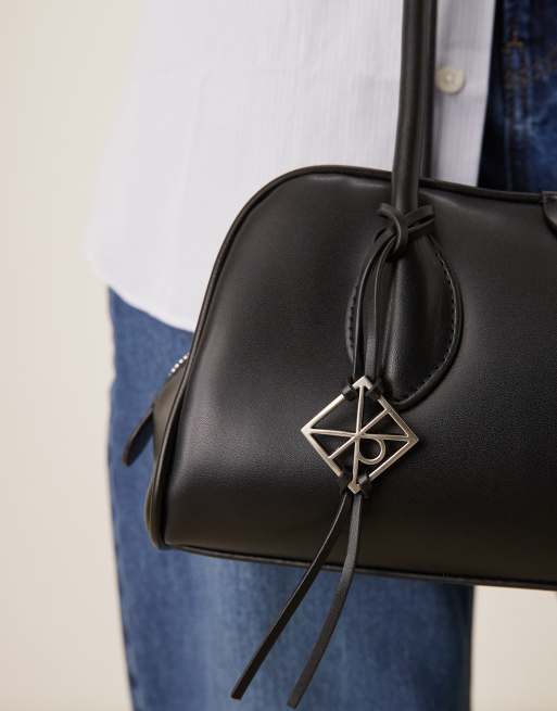 Calvin Klein schoudertas met embleem, hardware hanger en korrelstructuur in zwart, 3 van 4