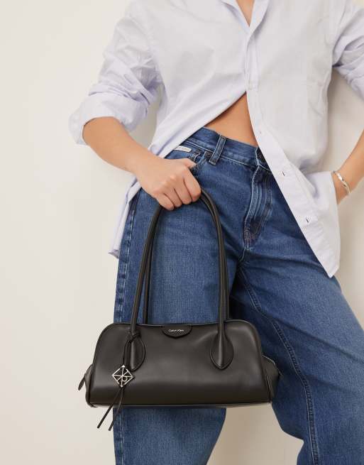 Calvin Klein schoudertas met embleem, hardware hanger en korrelstructuur in zwart, 4 van 4