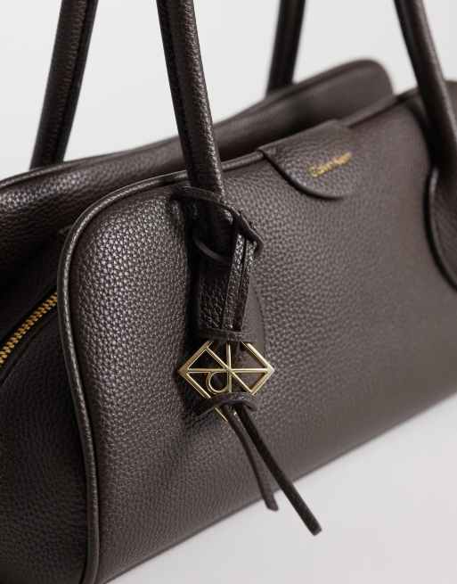 Calvin Klein – Schultertasche in Schokobraun mit Emblem, genarbter Struktur und Metallanhänger, 2 von 4