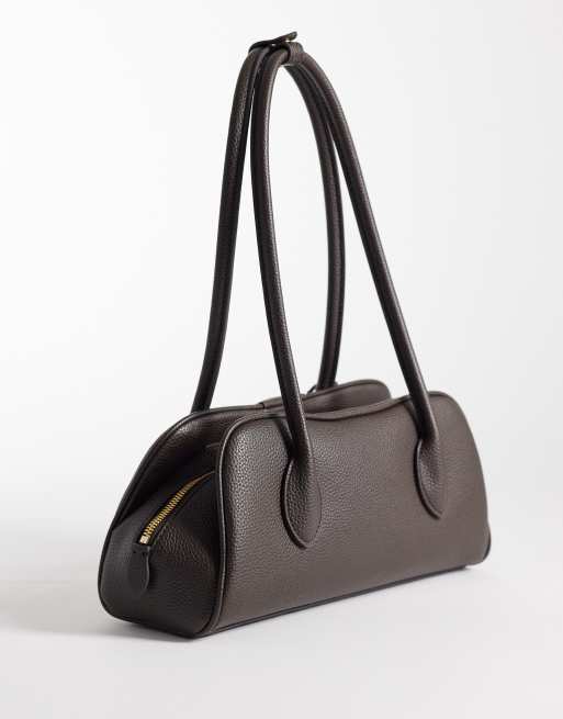 Calvin Klein – Schultertasche in Schokobraun mit Emblem, genarbter Struktur und Metallanhänger, 3 von 4