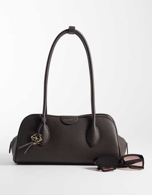 Calvin Klein – Schultertasche in Schokobraun mit Emblem, genarbter Struktur und Metallanhänger, 4 von 4