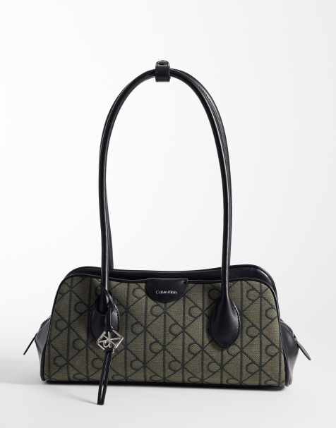 Calvin Klein Schultertasche mit Emblem, Metall-Details und Allover-Emblem-Print in Schwarz - view 1