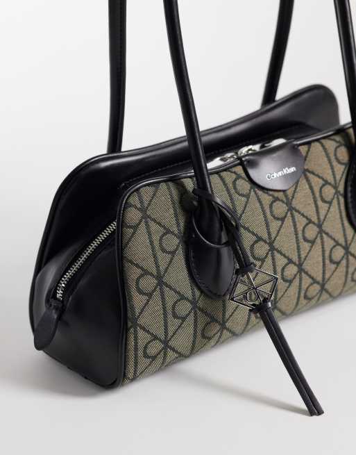 Calvin Klein Schultertasche mit Emblem, Metall-Details und Allover-Emblem-Print in Schwarz, 2 von 4