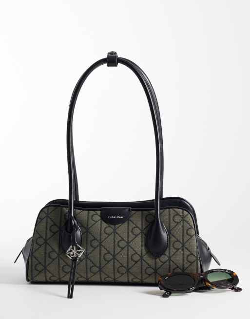 Calvin Klein Schultertasche mit Emblem, Metall-Details und Allover-Emblem-Print in Schwarz, 3 von 4