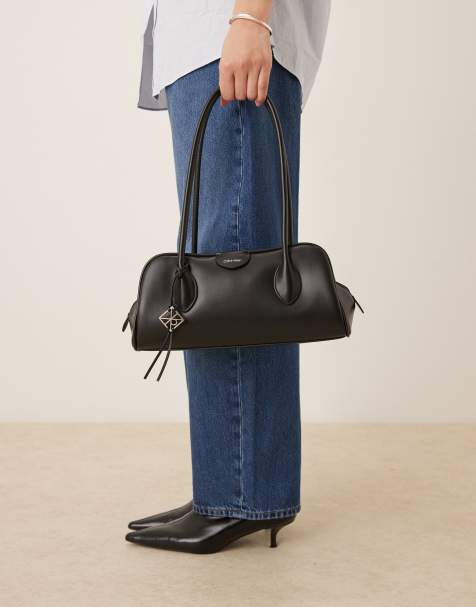 Calvin Klein Schultertasche mit Emblem, Metall-Details und Narbenstruktur in Schwarz - view 1