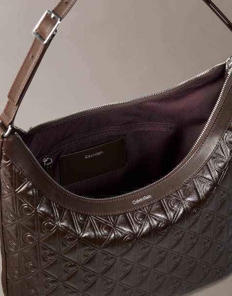 Calvin Klein Schultertasche mit rundum geprägtem Emblem-Logo in delicioso - view 1