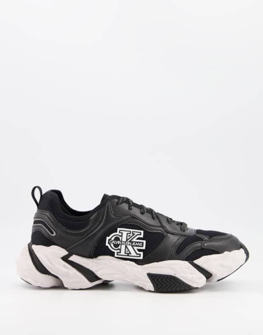 Calvin Klein – Schwarze Sneaker mit dicker Sohle in Weiß