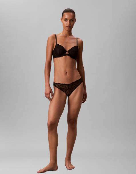 Calvin Klein – Sensual – Svart, stretchig spetsbehå med djup ringning och trosor i bikinistil, set - view 1