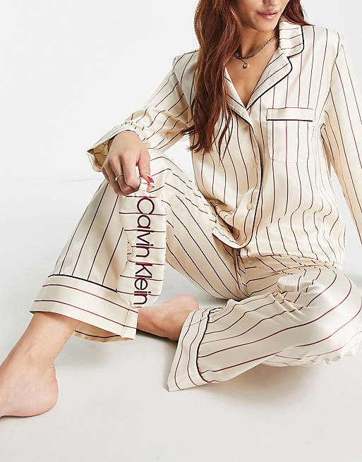Calvin Klein - Set regalo premium in raso color crema a righe con pigiama con colletto a rever e mascherina da notte 