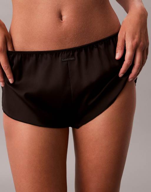 Calvin Klein – Sexy – Svarta shorts i satin och boy-modell, 3 av 5