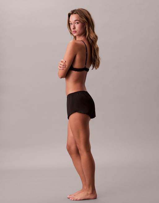 Calvin Klein – Sexy – Svarta shorts i satin och boy-modell, 4 av 5