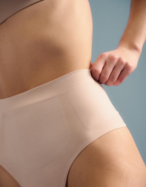 Calvin Klein – Shapewear – Stark figurformender Tanga in Beige, 3 von 4