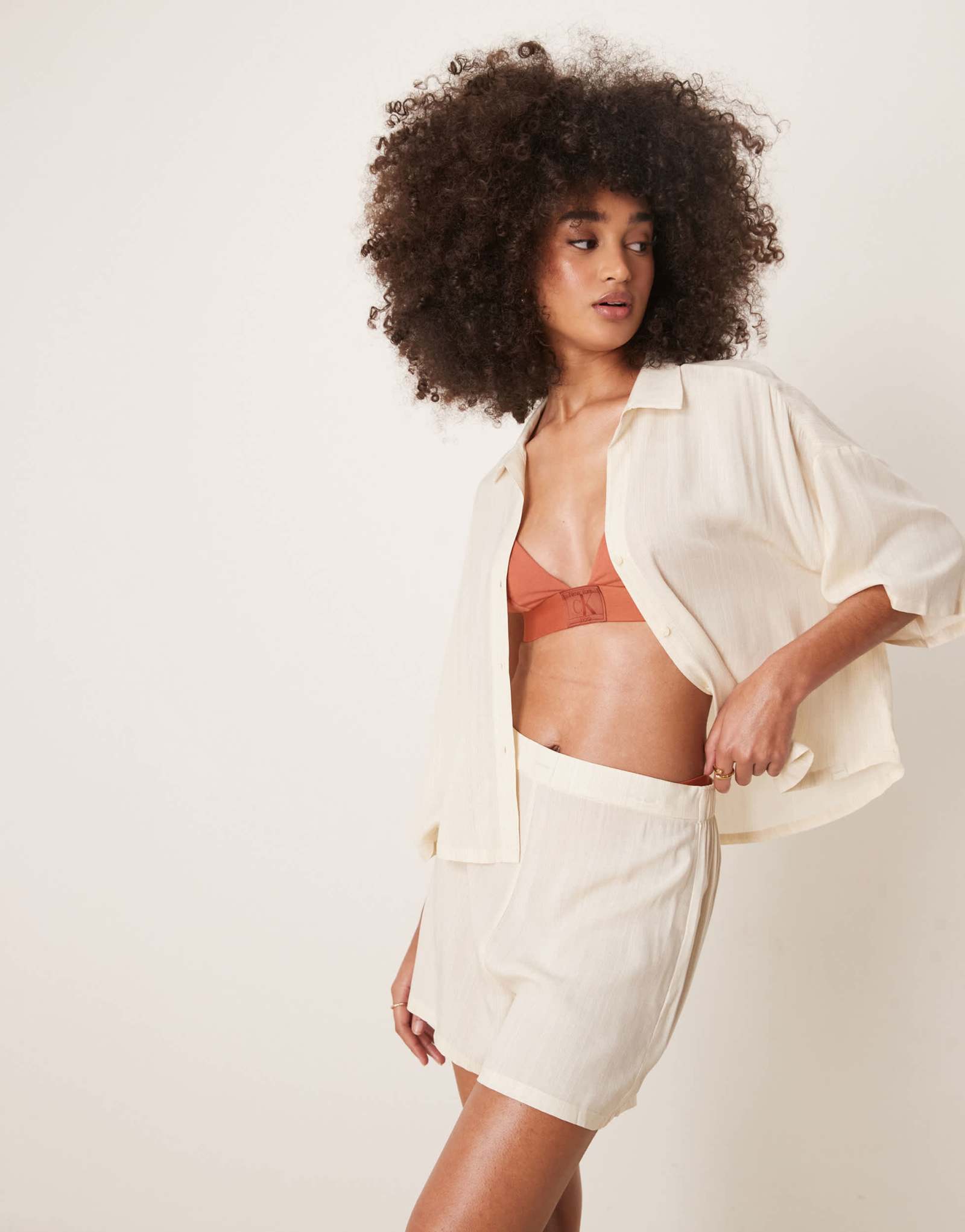 Рубашка Calvin Klein и короткая пижама кремового цвета