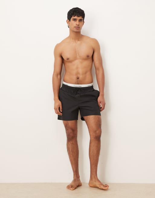 Calvin Klein - Short de bain avec cordon de serrage à la taille et ceinture à logo contrastée - Noir, 2 de 4