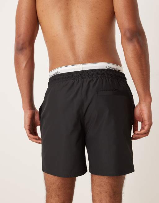 Calvin Klein - Short de bain avec cordon de serrage à la taille et ceinture à logo contrastée - Noir, 4 de 4