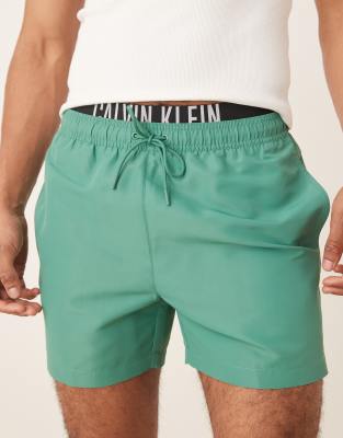 Calvin Klein - Short de bain avec taille griffée - Vert