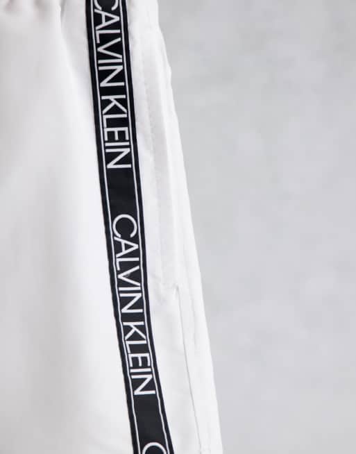 Calvin Klein - Short de bain court avec logo sur le côté et cordon de serrage - Blanc, 2 de 4