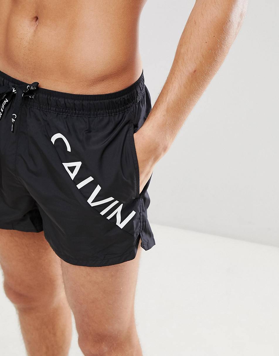 Шорты calvin. Плавательные шорты Кельвин Кляйн. Плавательные шорты Calvin Klein мужские. Шорты Кельвин Кляйн мужской. Шорты Кельвин Кляйн для плавания.