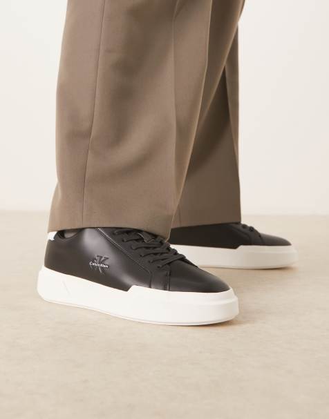 Calvin Klein - Sneakers met veters, dikke cupzool en monogramlogo in zwart en wit - view 1