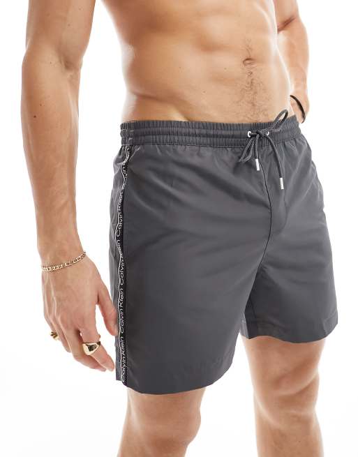 Calvin Klein - Sort de bain mi-long à cordon de serrage avec bande à logo - Gris